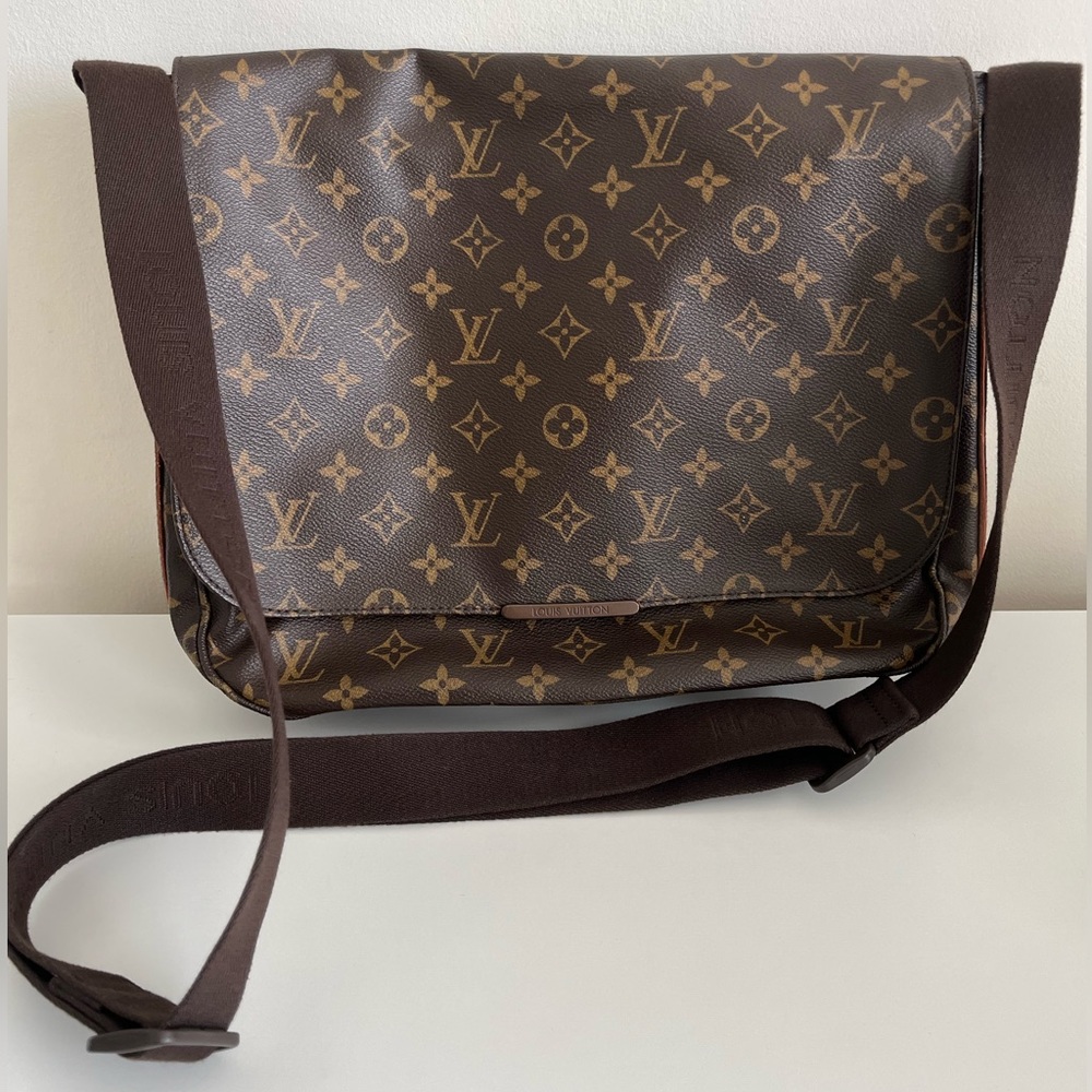 LOUIS VUITTON Monogram Messenger Bag